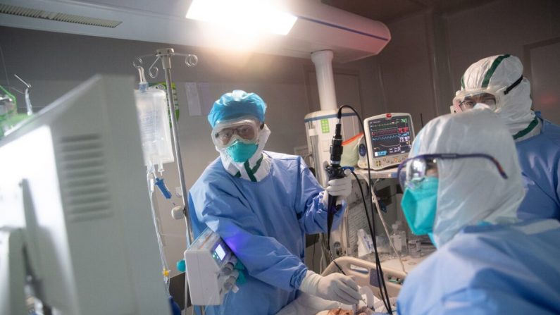 Le personnel médical prend en charge des patients atteints du virus du PCC dans un hôpital de Wuhan, en Chine, le 19 mars 2020. (STR/AFP via Getty Images)