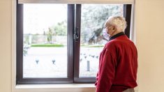 Un fils rend visite à son père âgé dans un centre de soins en téléphonant sous sa fenêtre pendant le confinement du nouveau coronavirus