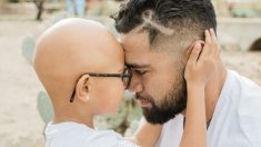 Un père célèbre son propre anniversaire en demandant à sa fille qui a perdu ses cheveux de lui raser la tête