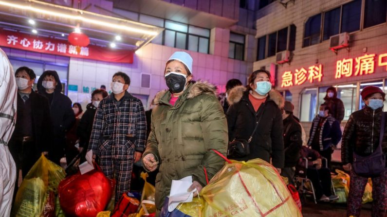 Les patients infectés par le coronavirus COVID-19 attendent d'être transférés de l'hôpital n°5 de Wuhan à l'hôpital Leishenshan, le nouvel hôpital pour les patients atteints du coronavirus COVID-19 à Wuhan, en Chine, le 3 mars 2020. (STR/AFP via Getty Images)