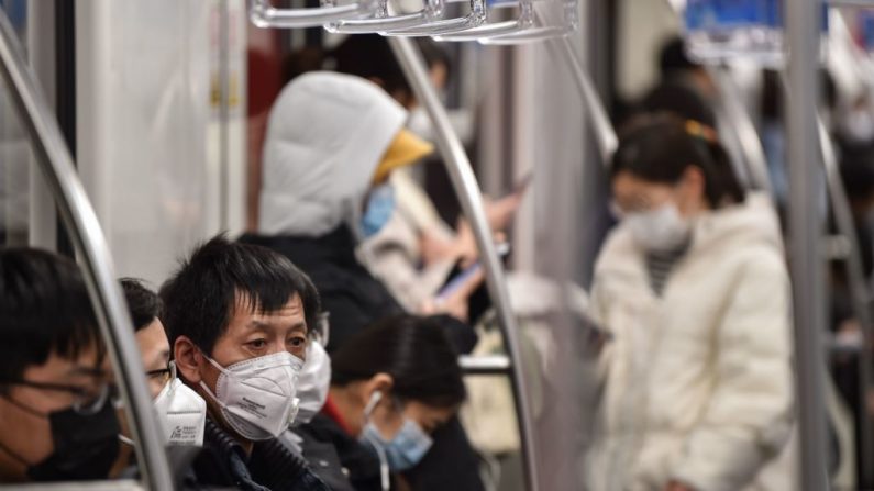 Des passagers portant des masques faciaux voyagent dans une rame de métro à Shanghai le 5 mars 2020. (Hector Retamal/AFP via Getty Images)