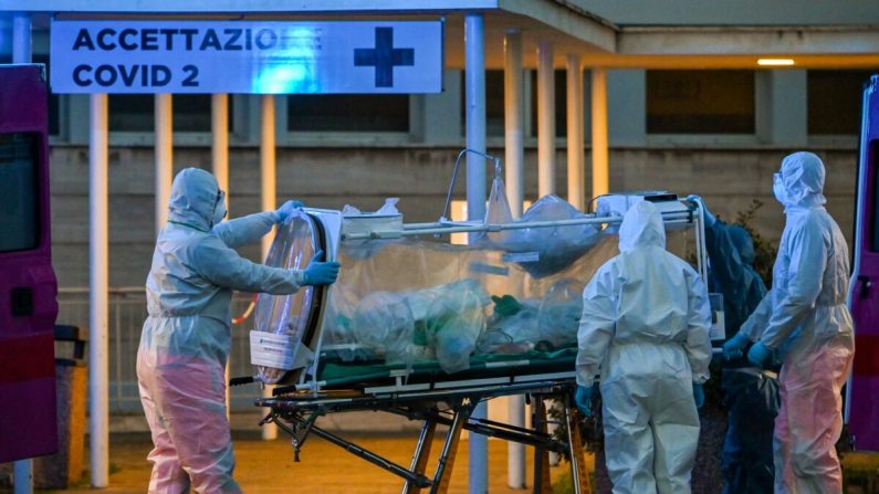 Le 16 mars 2020, des professionnels de la santé emmènent un patient en soins intensifs à l'hôpital temporaire Columbus Covid 2, nouvellement construit pour lutter contre l'épidémie de COVID-19, à Rome, en Italie. (Andreas Solaro/AFP/Getty Images)