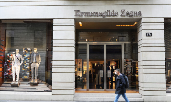 Un homme portant un masque de protection passe devant le magasin Ermenegildo Zegna sur la Via Montenapoleone à Milan, Italie, le 29 février 2020. (Marco Di Lauro/Getty Images)