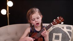 Une adorable fillette attendrit les cœurs avec la reprise au ukulélé du classique d’Elvis (Flashback Video)