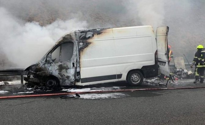 Si le véhicule a été sérieusement endommagé, personne n'a été blessé dans l'accident. Crédit : Gendarmerie de la Loire. 