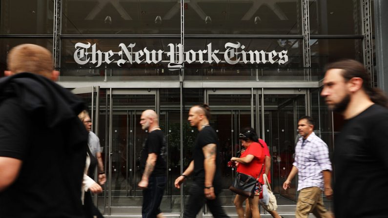 Le 27 juillet 2017, des gens passent devant le siège du New York Times à New York City. (Spencer Platt/Getty Images)