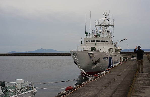 -L’île de Kunashiri, partie d'un archipel sous contrôle russe, vue depuis le port de Rausu, préfecture de Hokkaido. Photo KAZUHIRO NOGI / AFP via Getty Images.