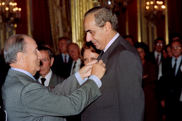 Le Président François Mitterrand décerne la Légion d'honneur au journaliste Pierre Bénichou lors d'une cérémonie au Palais de l'Élysée à Paris le 19 septembre 1990.    (Photo : PASCAL GEORGE/AFP via Getty Images)
