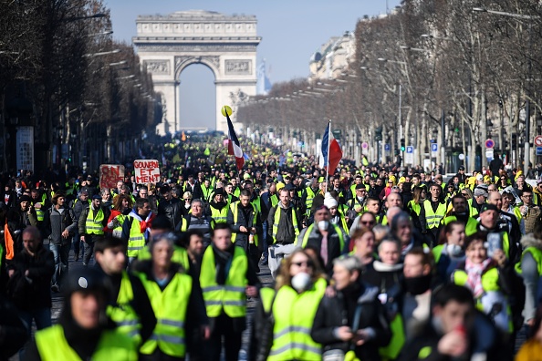 "Gilets jaunes" sur les Champs-Élysées en février 2019.   (Photo : ERIC FEFERBERG/AFP via Getty Images)