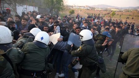Migrants : Emmanuel Macron exprime la « pleine solidarité » de la France avec la Grèce et la Bulgarie