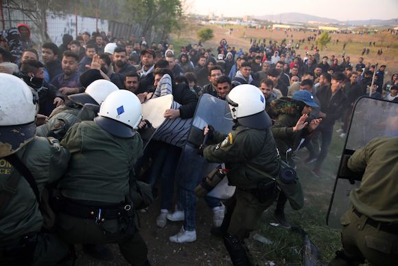 Plusieurs milliers de migrants se sont rués ce week-end depuis la Turquie vers la frontière grecque, où la plupart ont été stoppés par les forces de l'ordre dépêchées par Athènes. (SAKIS MITROLIDIS/AFP via Getty Images)