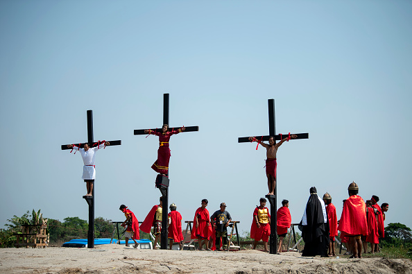 -Les fidèles chrétiens des Philippines sont cloués sur des croix lors d'une reconstitution de la crucifixion du Christ pendant le Vendredi Saint avant Pâques dans le village de Cutud près de San Fernando le 19 avril 2019. Photo NOEL CELIS / AFP via Getty Images.