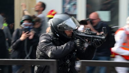 Tir de LBD « à bout portant » en 2020 à Paris : le policier mis en examen