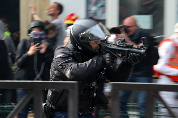Illustration. Un policier tient un LBD40 lors du rassemblement annuel du 1er mai 2019 à Paris.     (Photo : KENZO TRIBOUILLARD/AFP via Getty Images)