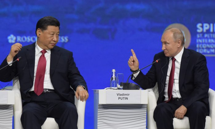 Le dirigeant chinois Xi Jinping et son homologue russe Vladimir Poutine lors du Forum économique international tenu à Saint-Pétersbourg, le 7 juin 2019. (Olga Maltseva/AFP/Getty Images)