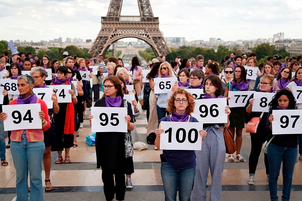 -Illustration- Les gens se rassemblent sur la place du Trocadéro devant la tour Eiffel à Paris lors d'une manifestation convoquée par l'organisation féministe "Nous Toutes" pour dénoncer le 100e féminicide de l'année, le 1er septembre 2019. Photo par Zakaria ABDELKAFI / AFP via Getty Images.