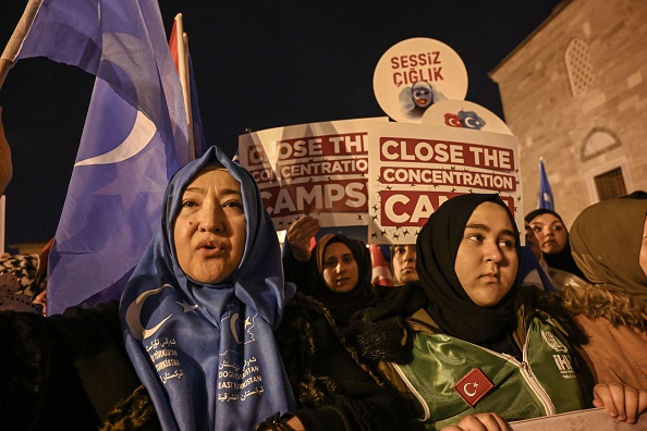 Les partisans de la minorité musulmane ouïghoure de Chine agitent le drapeau du Turkestan oriental et brandissent des pancartes, le 20 décembre 2019 lors d'une manifestation à Fatih à Istanbul. (Photo : OZAN KOSE/AFP via Getty Images)