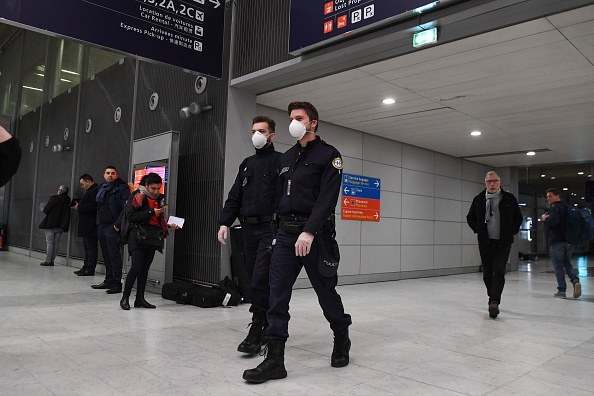 Des policiers portant des masques de protection contre le covid-19. (Photo : ALAIN JOCARD/AFP via Getty Images)