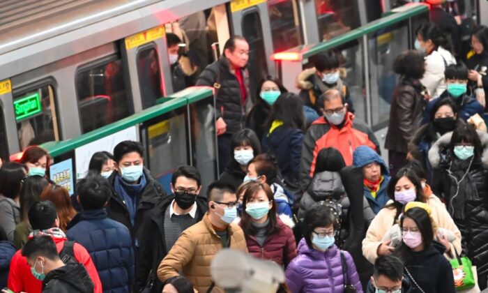 Des banlieusards masqués descendent d'un train à un arrêt du MRT (Mass Rapid Transit) à Taipei, le 30 janvier 2020. (Sam Yeh/AFP via Getty Images)