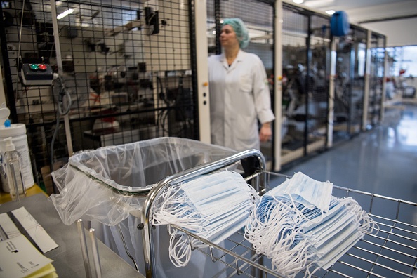 Des milliers de masques de protection contre le coronavirus ont été dérobés dans des hôpitaux de Paris et Marseille. (Photo : Loic VENANCE / AFP) (Photo by LOIC VENANCE/AFP via Getty Images)