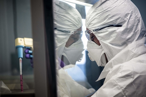 Un scientifique travaille dans le laboratoire universitaire VirPath à Lyon classé au niveau de sécurité "P3". (Photo : JEFF PACHOUD/AFP via Getty Images)