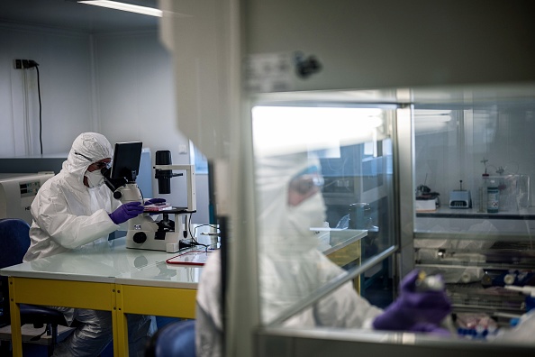Des scientifiques tentent de trouver un traitement efficace contre le coronavirus de Wuhan. (Photo : JEFF PACHOUD/AFP via Getty Images)