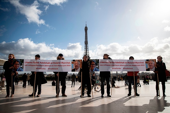 -Des manifestants tiennent des banderoles sur l'esplanade du Trocadéro près de la Tour Eiffel à Paris, le 11 février 2020, lors d'un rassemblement en soutien à l'universitaire franco-iranienne Fariba Abdelkhah et à l'universitaire français Roland Marchal, détenus en Iran depuis le 5 juin 2019. Photo de THOMAS SAMSON / AFP via Getty Images.