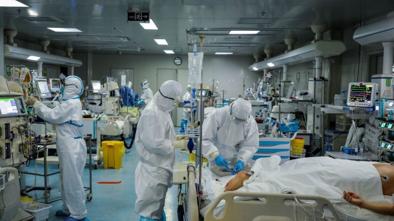 Des patients traités pour le Covid-19 à l'hôpital de Wuhan (STR/AFP via Getty Images)
