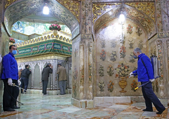 -Les travailleurs sanitaires iraniens désinfectent le sanctuaire Fatima Massoumeh de Qom le 25 février 2020 pour empêcher la propagation du coronavirus qui a atteint l'Iran. Photo de MEHDI MARIZAD / FARS NEWS AGENCY / AFP via Getty Images.