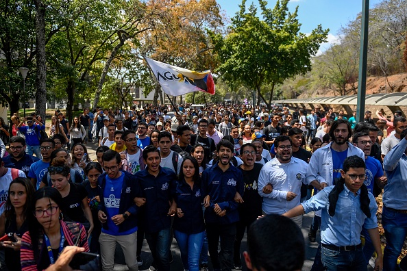 -Illustration- Des étudiants de l'Université centrale du Venezuela protestent contre le gouvernement du président Nicolas Maduro. Photo de Federico PARRA / AFP via Getty Images.