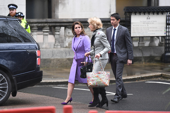 -La princesse Haya Bint al-Hussein arrive avec son avocat la baronne Fiona Shackleton à la Haute Cour le 28 février 2020 à Londres, en Angleterre. Photo de Pete Summers / Getty Images.