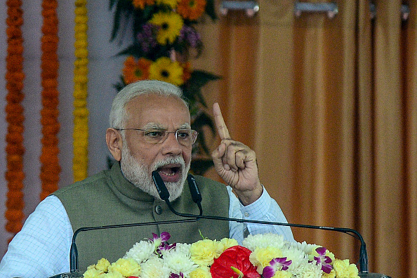 -Le Premier ministre indien Narendra Modi a tweeté « garantir la sécurité de tous en évitant les grands rassemblements » le 29 février 2020. Photo de SANJAY KANOJIA / AFP via Getty Images.