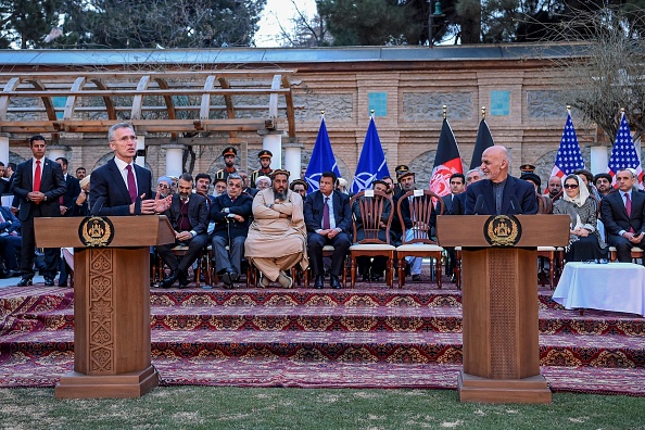 -Le secrétaire général de l'OTAN, Jens Stoltenberg prend la parole avec le président afghan Ashraf Ghani lors d'une conférence de presse au palais présidentiel de Kaboul le 29 février 2020. Actuellement Jens Stoltenberg dénonce la violence et l'instabilité qui règnent toujours en Afghanistan malgré les accords passés avec les Talibans. Photo par WAKIL KOHSAR / AFP via Getty Images.