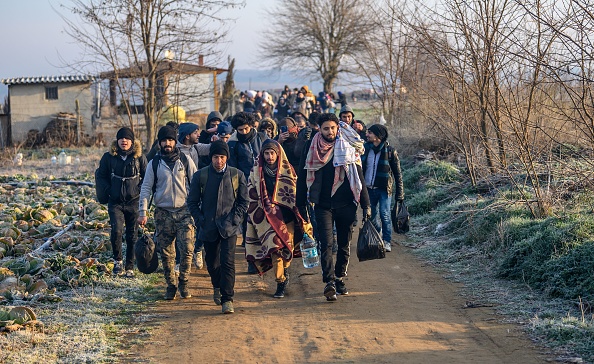 Des migrants marchent vers la frontière grecque à Pazarkule, dans le quartier d'Edirne, en Turquie, le 1er mars 2020. (Photo : BULENT KILIC/AFP via Getty Images)
