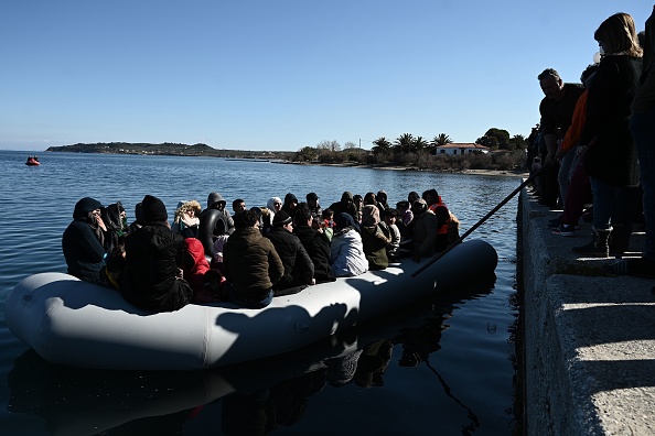 Des migrants en attente de débarquer sur l'île de Lesbos en Grèce, le 1er mars 2020. (Photo : ARIS MESSINIS/AFP via Getty Images)
