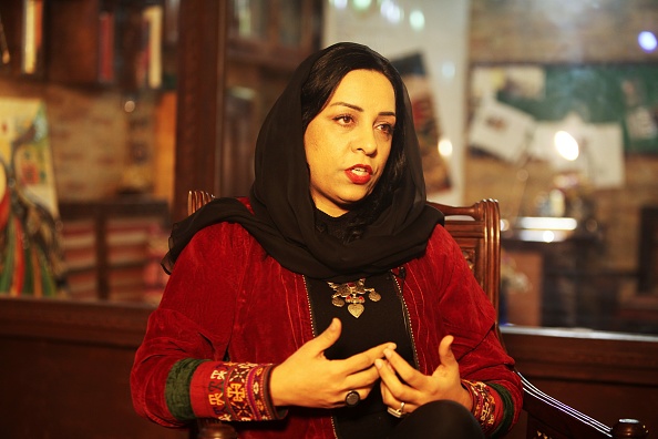 -La productrice et réalisatrice afghane Roya Sadat prend la parole lors d'un entretien avec l'AFP à la Roya Film House de Kaboul, le 9 février 2020. Première cinéaste à se faire un nom après la chute des talibans en 2001, Roya Sadat a remporté des éloges au pays et à l'étranger pour des œuvres telles que "Une lettre au président", "Trois points" et "Jouer le Taar". Photo de Mariam ALIMI / AFP via Getty Images.