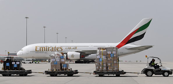 -Des tonnes de matériel médical et de kits de dépistage du coronavirus fournis par l'Organisation mondiale de la santé sont représentées à l'aéroport international al-Maktum de Dubaï le 2 mars 2020. Photo par KARIM SAHIB / AFP via Getty Images.