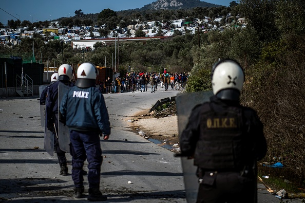 Des migrants et des réfugiés bloquent une route près du camp de Moria sur l'île de Lesbos, le 2 mars 2020. (Photo : ANGELOS TZORTZINIS/AFP via Getty Images)