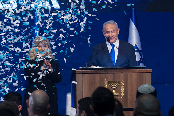 -Sara Netanyahu et le Premier ministre israélien Benjamin Netanyahu remercient les partisans du Likoud après la célébration du vote le 03 mars 2020 à Tel Aviv, Israël. Photo par Amir Levy / Getty Images.
