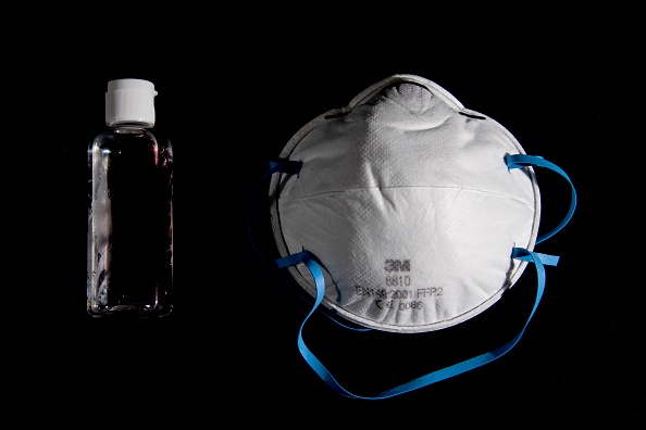 Le docteur Gilles Lassabe a contracté le coronavirus en auscultant un patient. Il était pourtant bien équipé en masques et gel hydroalcoolique. (OLIVIER MORIN/AFP via Getty Images)