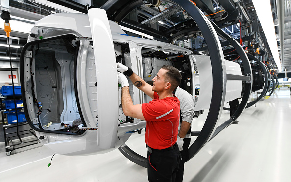 -Un employé du constructeur allemand de voitures de luxe Porsche AG travaille sur une Porsche Taycan, la première voiture entièrement électrique de Porsche, sur la chaîne de montage de l'usine de la société à Stuttgart, dans le sud-ouest de l'Allemagne, le 4 mars 2020. Photo de THOMAS KIENZLE / AFP via Getty Images.