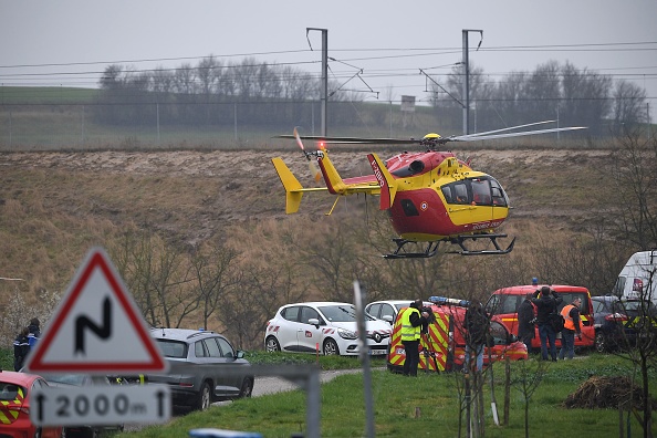 Un hélicoptère de la sécurité civile près du site où la motrice d'un TGV a déraillé près d'Inhenheim dans le Bas-Rhin alors qu'elle se rendait de Strasbourg à Paris. (Photo : PATRICK HERTZOG/AFP via Getty Images)