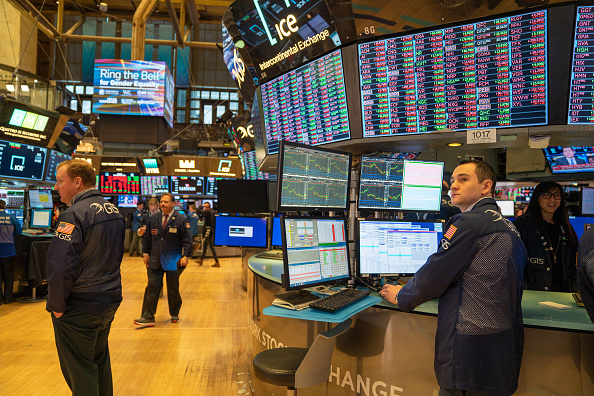 -Les commerçants travaillent le plancher de la Bourse de New York (NYSE) le 5 mars 2020. Après que les infections à coronavirus ont augmenté régulièrement aux États-Unis. Photo de David Dee Delgado / Getty Images.