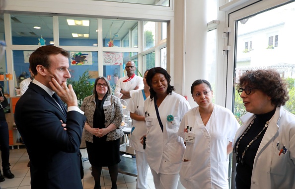 Le Président Emmanuel Macron échange avec le personnel d'un EHPAD (Etablissement d'Hébergement pour Personnes Agées Dépendantes) dans le 13e arrondissement de Paris, le 6 mars 2020. (Photo : LUDOVIC MARIN/POOL/AFP via Getty Images)