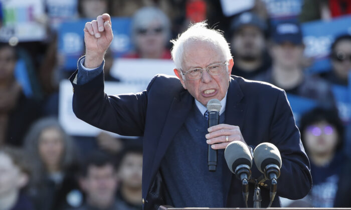 Le sénateur Bernie Sanders, candidat démocrate à la présidence américaine, s'adresse à un rassemblement tenu dans le cadre de sa campagne à Chicago, Illinois, le 7 mars 2020. (KAMIL KRZACZYNSKI/AFP via Getty Images)