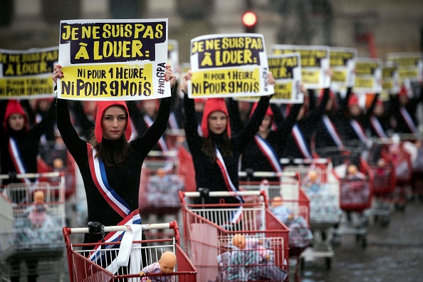 100 Mariannes devant l'Assemblée nationale le 8 mars 2020. (LIONEL BONAVENTURE/AFP via Getty Images)