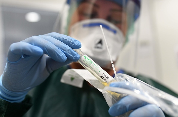 Image d'illustration : un test de dépistage du virus de Wuhan en Allemagne - (INA FASSBENDER/AFP via Getty Images)