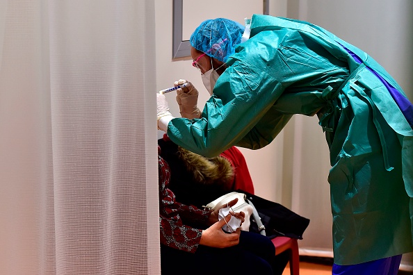  Un médecin examine un patient. (Photo : GEORGES GOBET/AFP via Getty Images)
