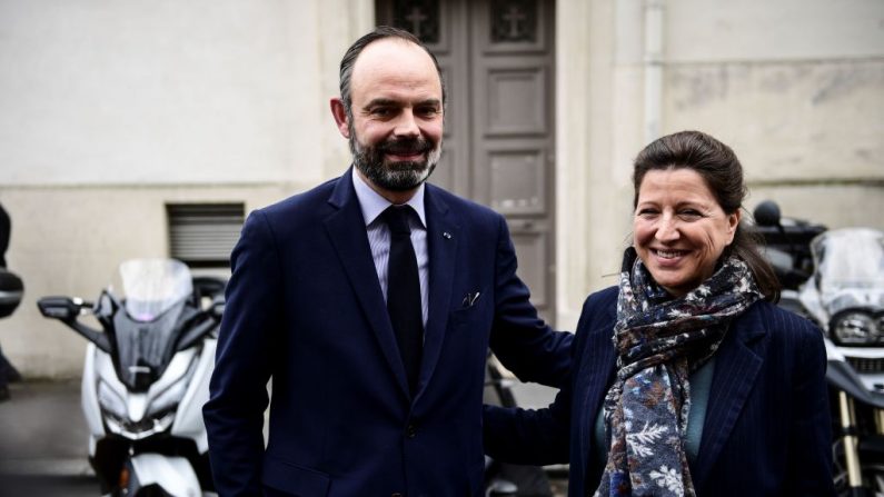 Agnes Buzyn (à droite), du parti de centre-libéral au pouvoir, la République en Marche (LREM), pose avec le Premier ministre français Edouard Philippe lors de sa campagne à Paris, le 10 mars 2020) (Photo by MARTIN BUREAU/AFP via Getty Images)