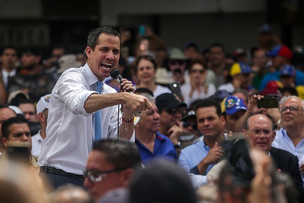 -Le chef de l'opposition vénézuélienne Juan Guaido s'adresse à des partisans lors d'un rassemblement dans le cadre d'une manifestation en direction de l'Assemblée nationale, dans le quartier de Las Mercedes, dans l'est de Caracas, le 10 mars 2020. Photo de CRISTIAN HERNANDEZ / AFP via Getty Images.